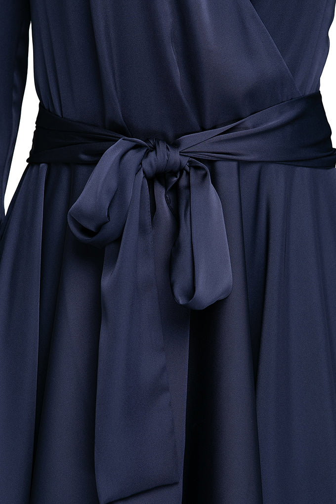 Dress with a highlighted waist